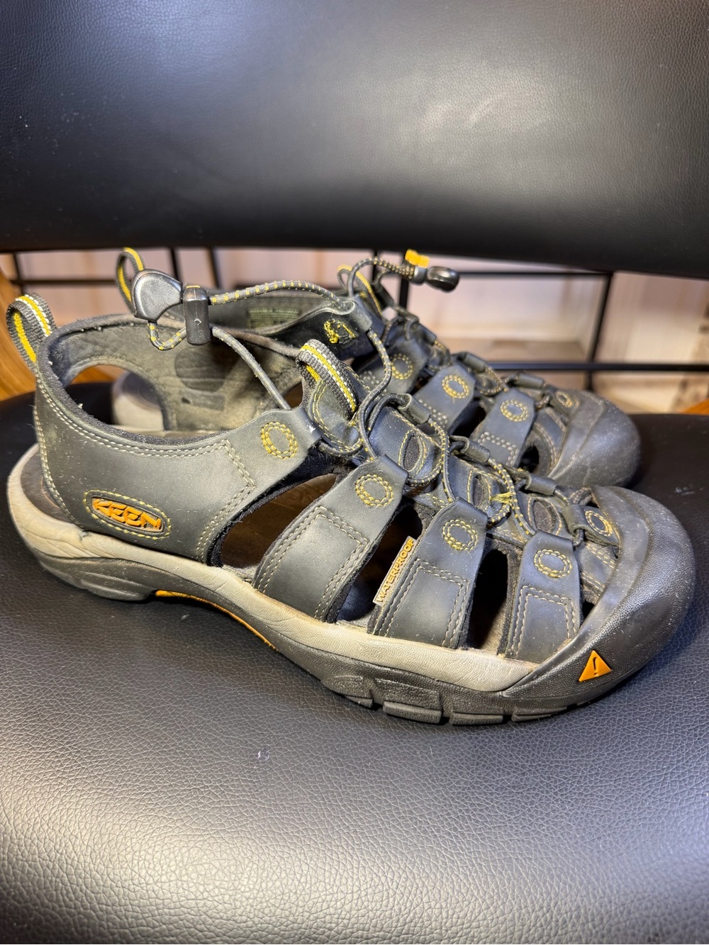 Keen Newport H2 Waterproof Hiking Sandals Mens 9 Outdoor Casual Closed Toe Black
